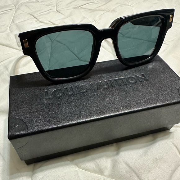 New Authentic 100% Q
Z1496E
IV Escape Square
Sunglasses - Picture 3 of 16